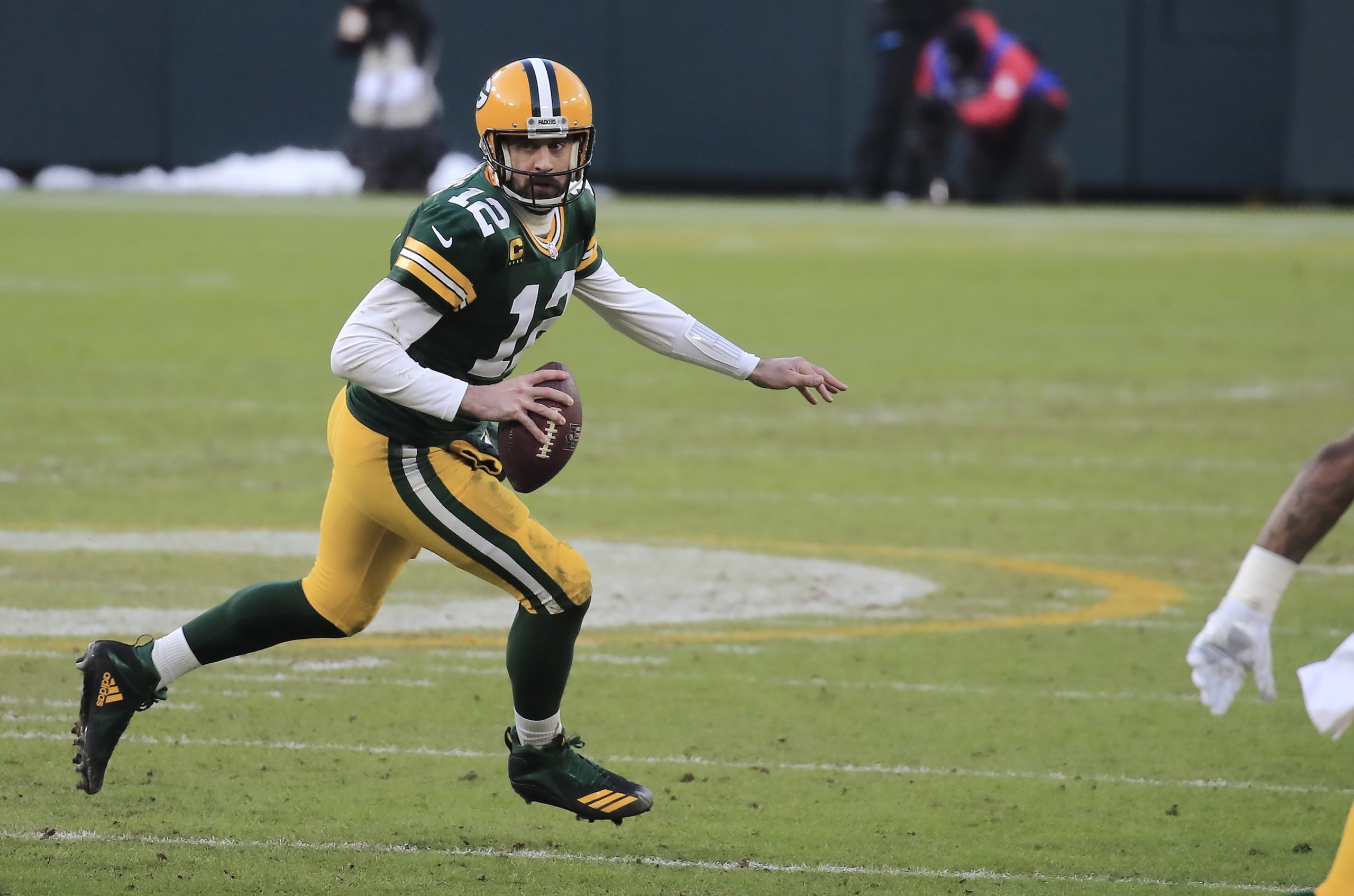 Aaron Rodgers, pasador de Packers, revela que ha jugado con el pulgar roto