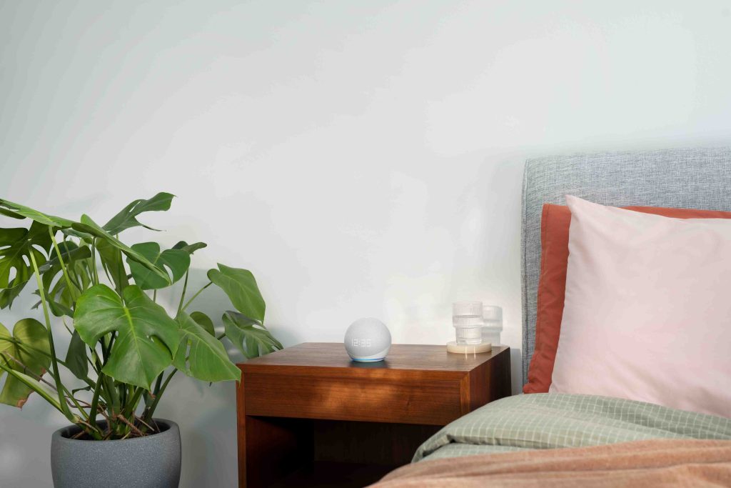 Echo Dot, Echo Studio y un control remoto premium, los nuevos dispositivos con Alexa - alexa-echo-dot-casa-1024x683