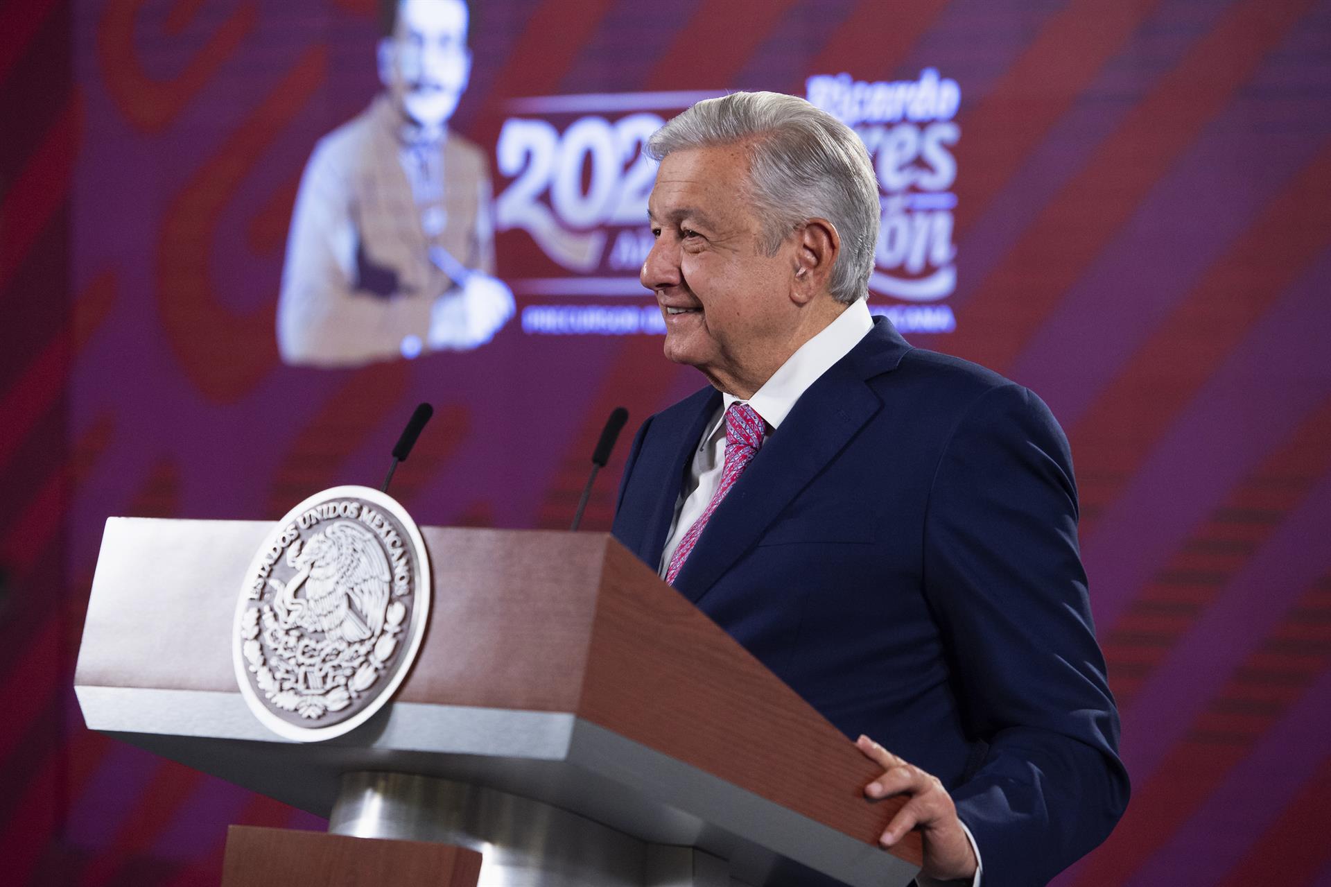 López Obrador defiende investigación de Ayotzinapa ante cuestionamientos López Obrador defiende investigación de Ayotzinapa ante cuestionamientos