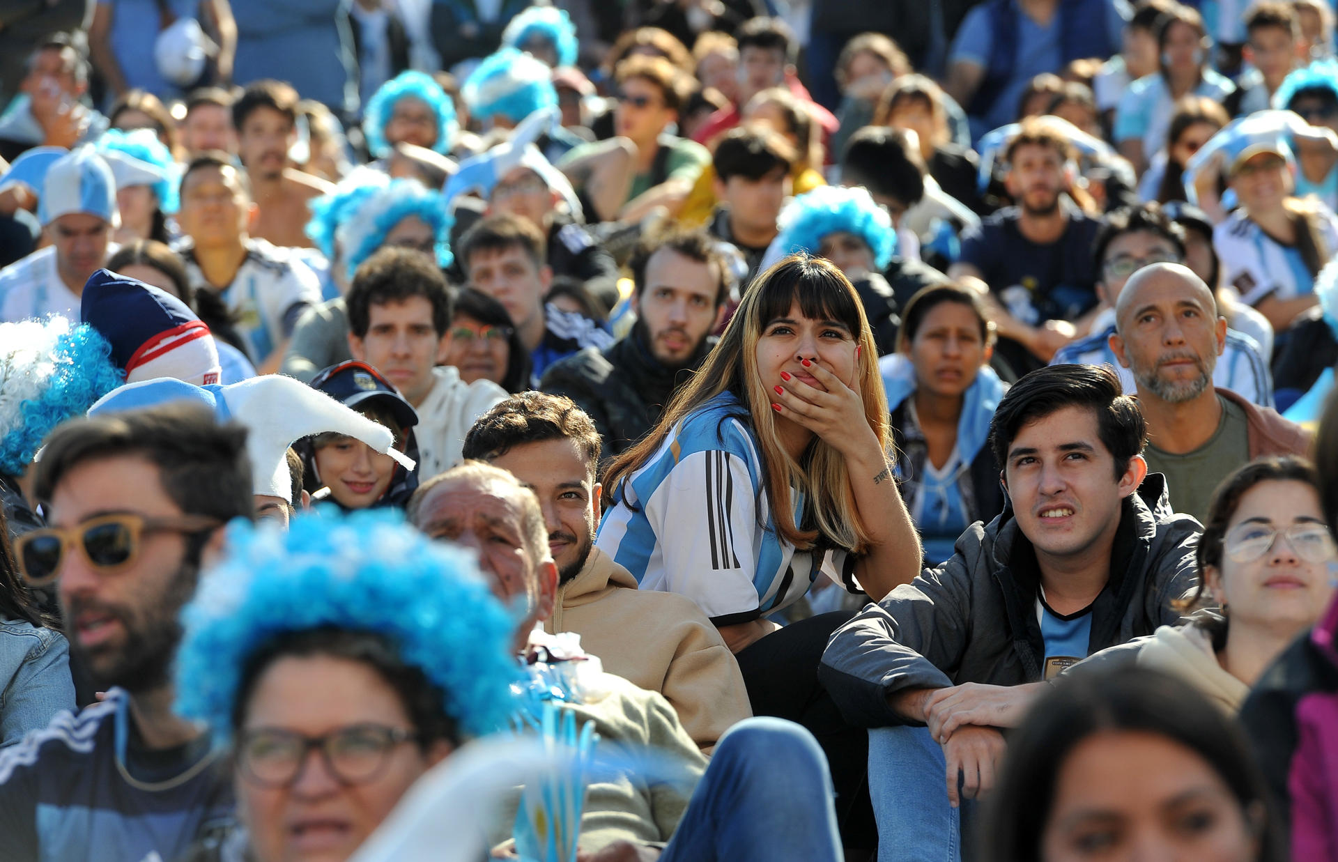 Afición argentina se debate entre ganar el Mundial y no pasar la primera fase