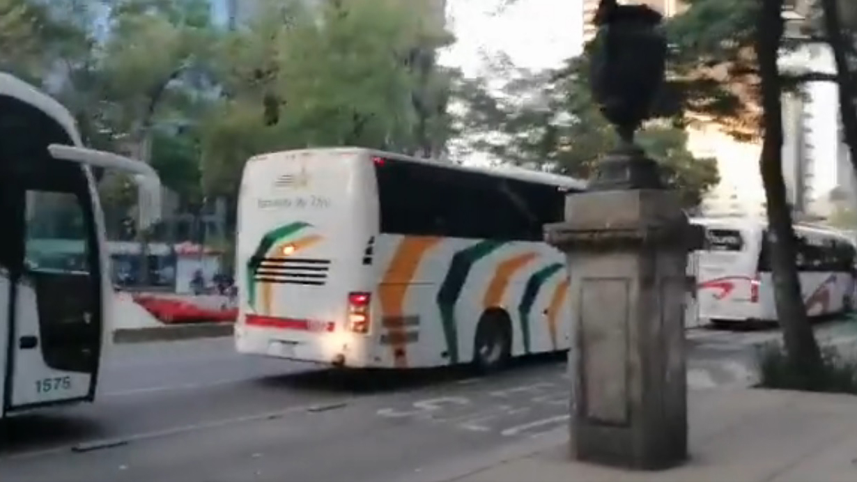 Llegan decenas de autobuses al Ángel de la Independencia para marcha de AMLO