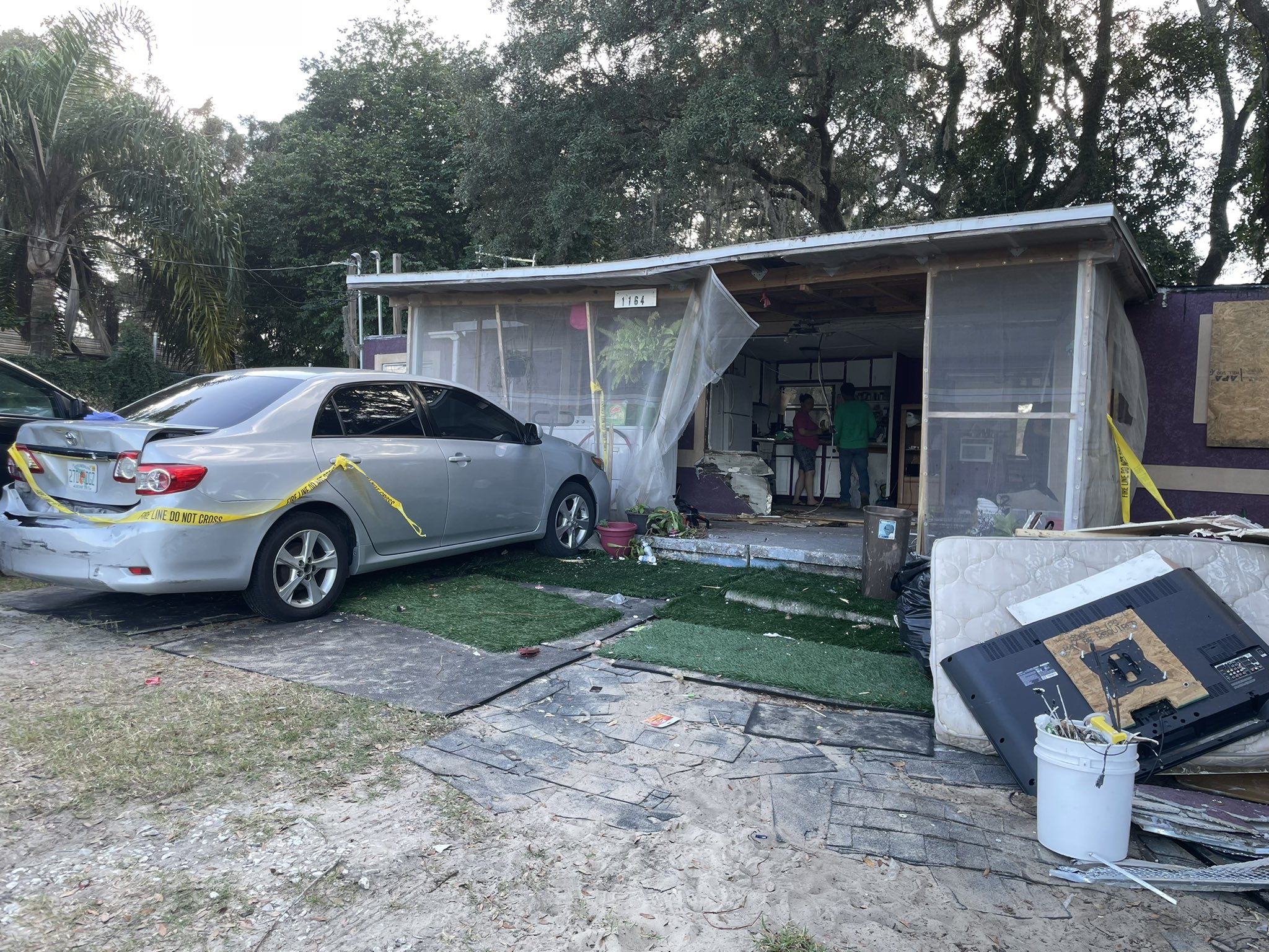 Hombre estampa automóvil contra casa de exposa en Florida, porque no le dejaba entrar Hombre estampa automóvil contra casa de exposa en Florida, porque no le dejaba entrar