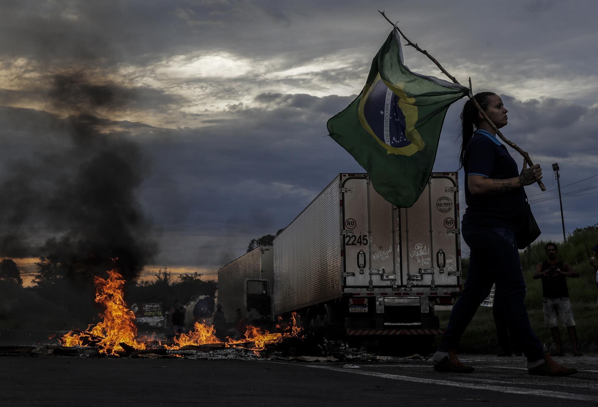 Continúan los bloqueos de los camioneros en Brasil por derrota de Bolsonaro Continúan los bloqueos de los camioneros en Brasil por derrota de Bolsonaro