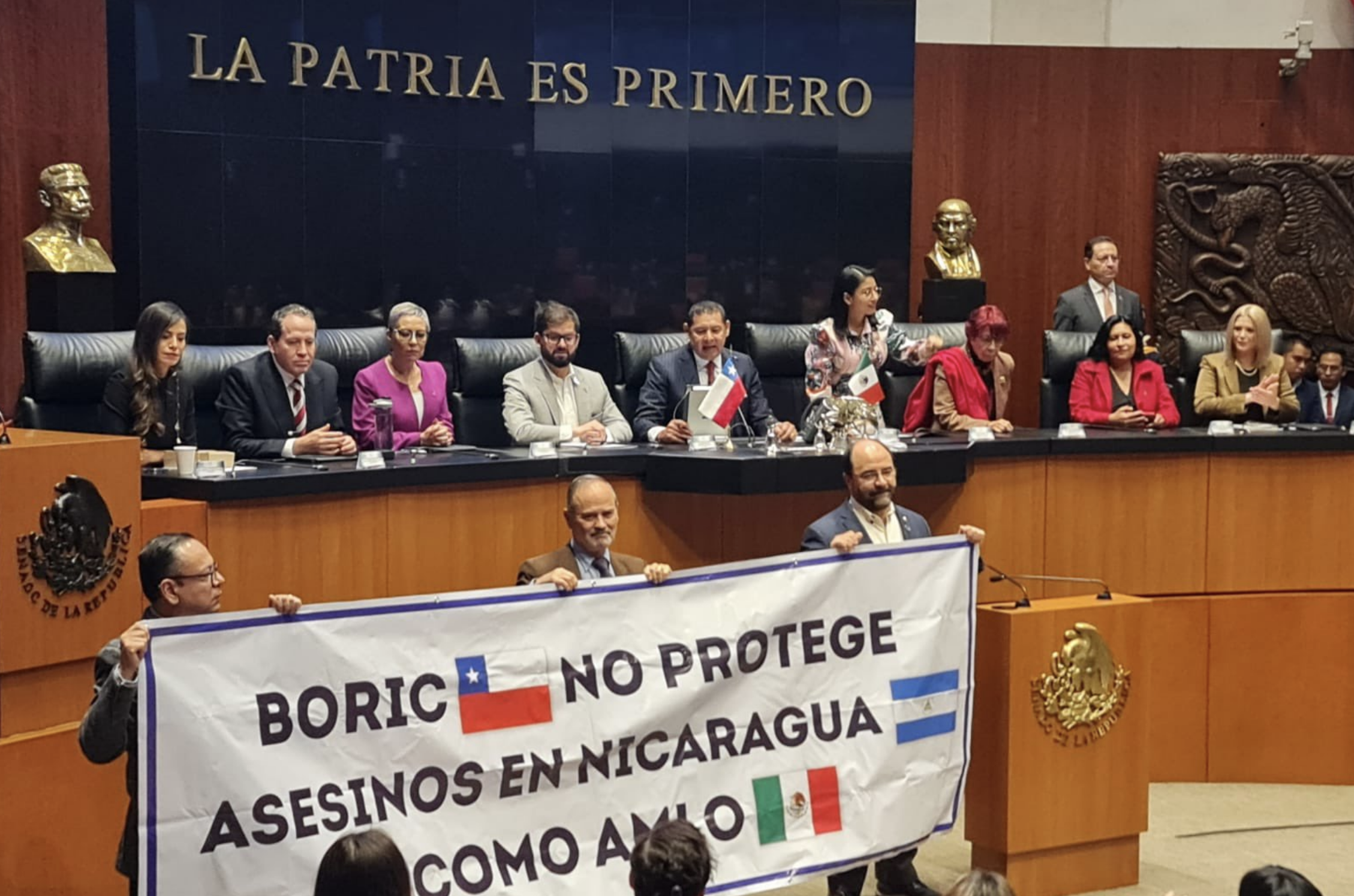 Protestan contra postura de AMLO hacia Nicaragua durante visita de Boric al Senado Protestan contra postura de AMLO hacia Nicaragua durante visita de Boric al Senado