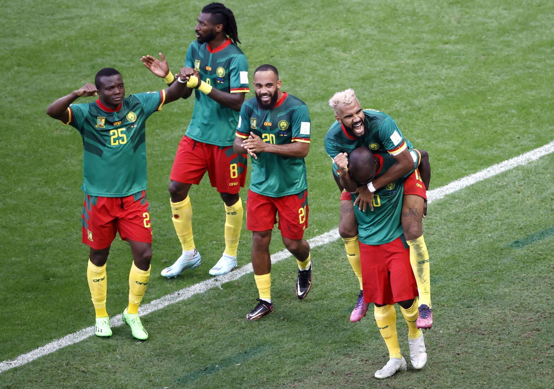 Serbia y Camerún empatan a tres goles en partido de locura