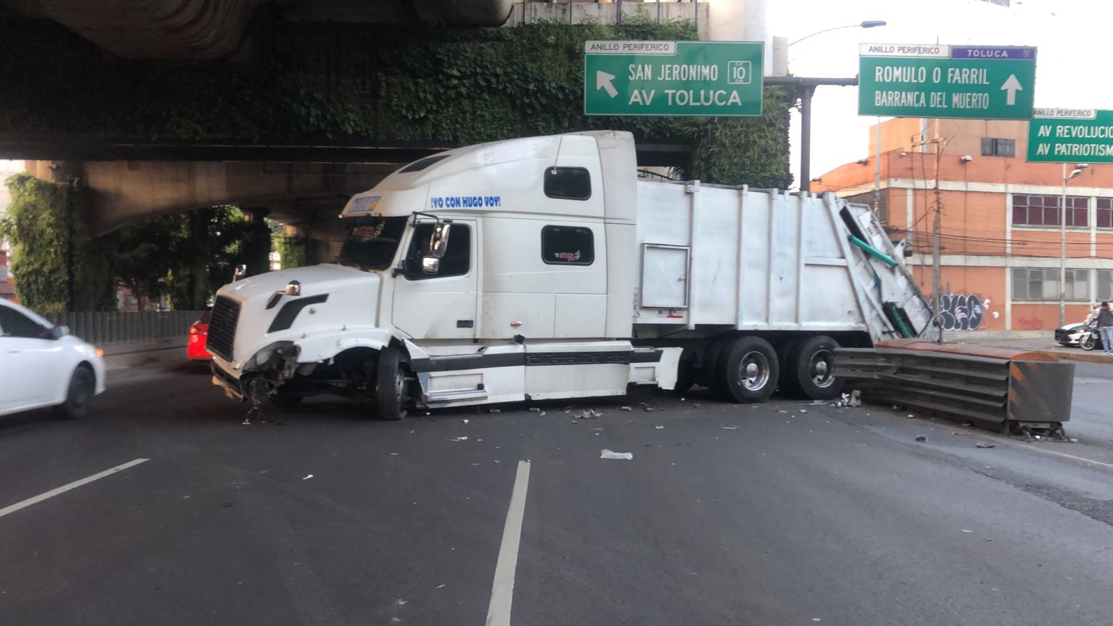 Accidente de camión recolector paraliza tráfico en Periférico Accidente de camión recolector paraliza tráfico en Periférico