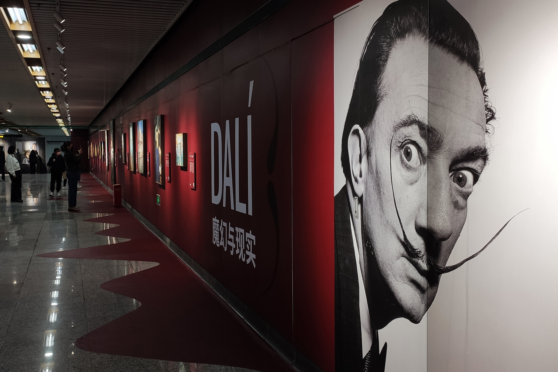 Dalí conquista el metro de Shanghái de la mano del Cervantes
