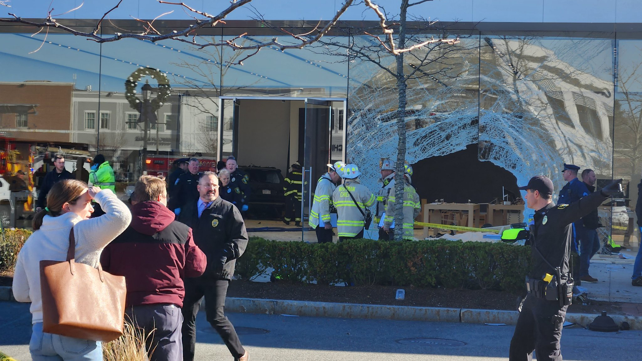 Auto se estrella contra tienda Apple en EE.UU.; hay un muerto y 16 heridos