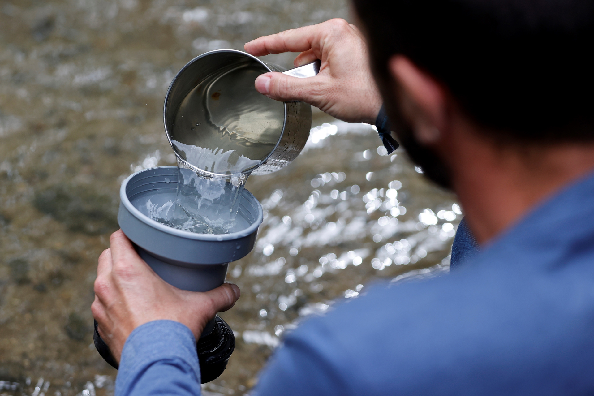 Desarrollan polvo magnético que elimina microplásticos del agua en una hora