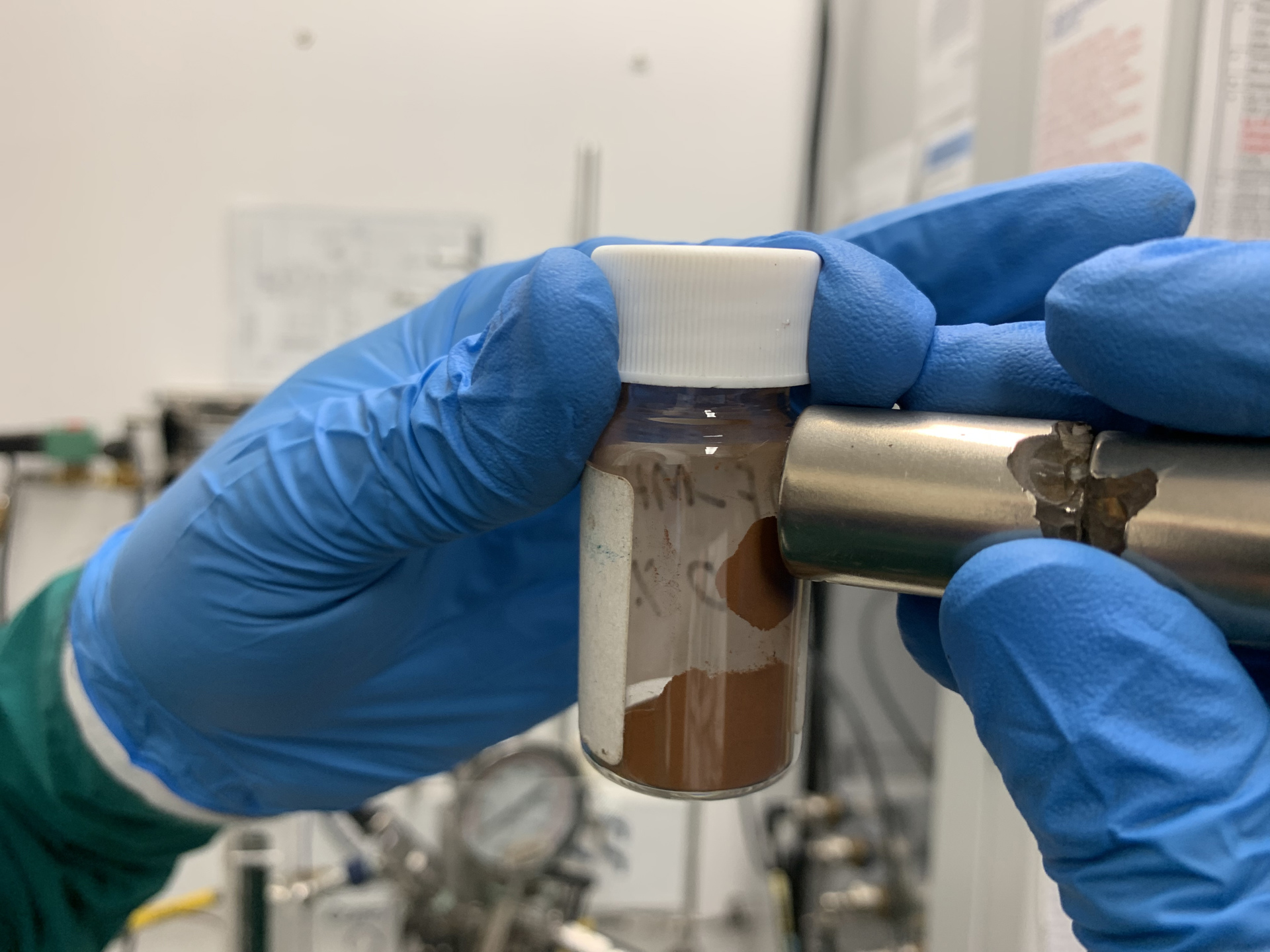 Desarrollan polvo que elimina microplásticos del agua en una hora