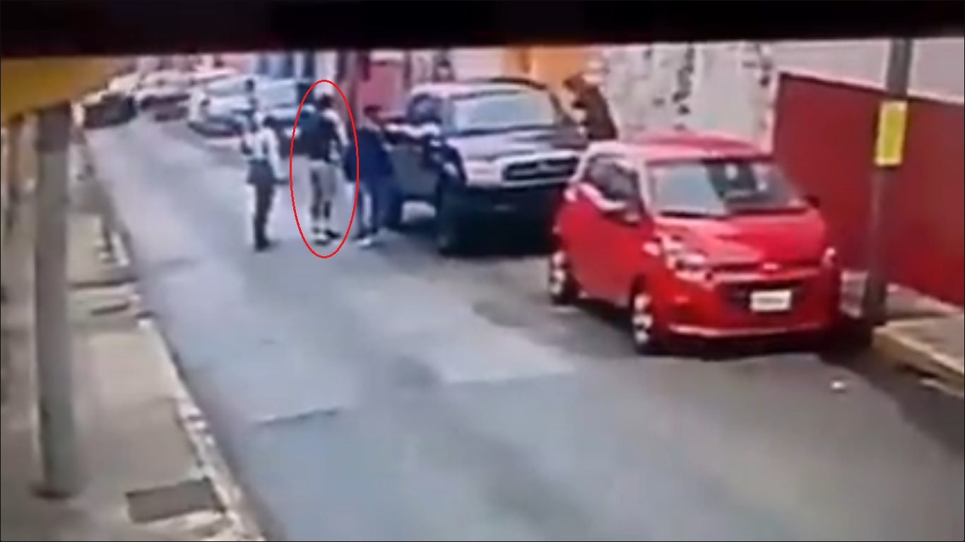 #Video Detenido escapa esposado de tres ministeriales en Veracruz #Video Detenido escapa esposado de tres ministeriales en Veracruz