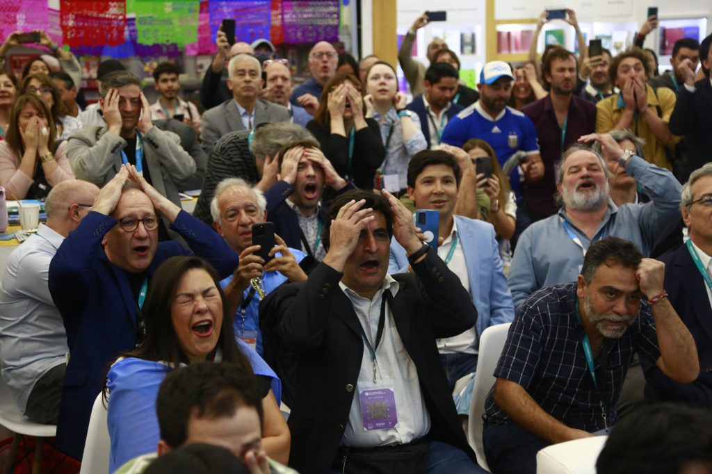 La FIL Guadalajara se detuvo para gritar los goles de México y Argentina - fil-guadalajara1-1024x682