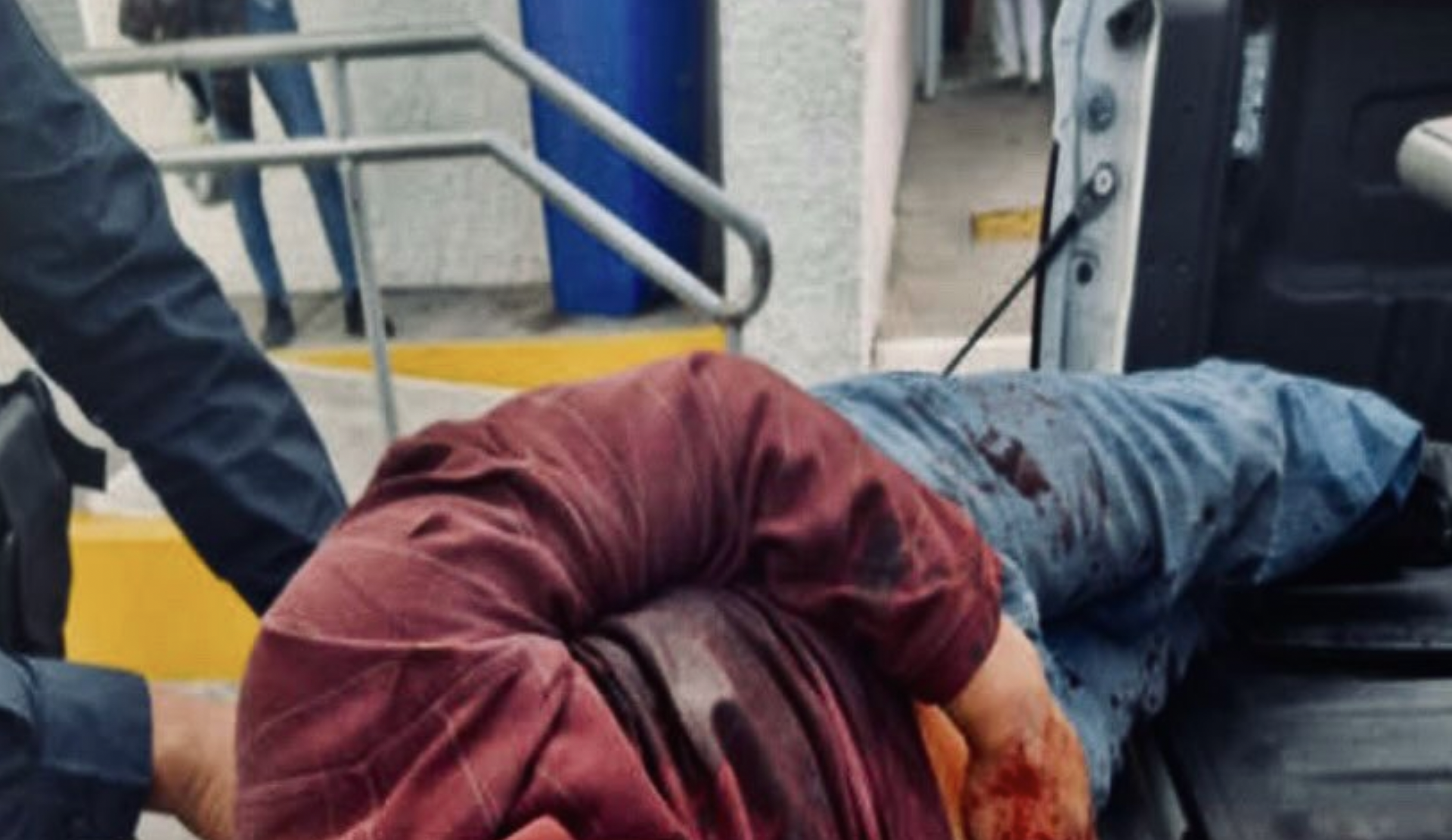 Golpean a sujeto que asesinó a menor de edad porque no quiso salir con él Golpean a sujeto que asesinó a menor de edad porque no quiso salir con él