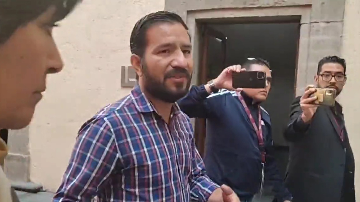 #Video Exmilitar interrumpe a gritos conferencia matutina; pide ayuda a AMLO #Video Exmilitar interrumpe a gritos conferencia matutina; pide ayuda a AMLO