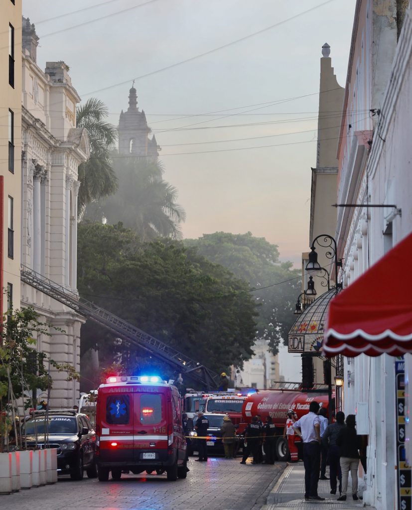 Incendio daña el teatro José Peón Contreras en Mérida - incendio-dana-el-teatro-jose-peon-contreras-en-merida-827x1024