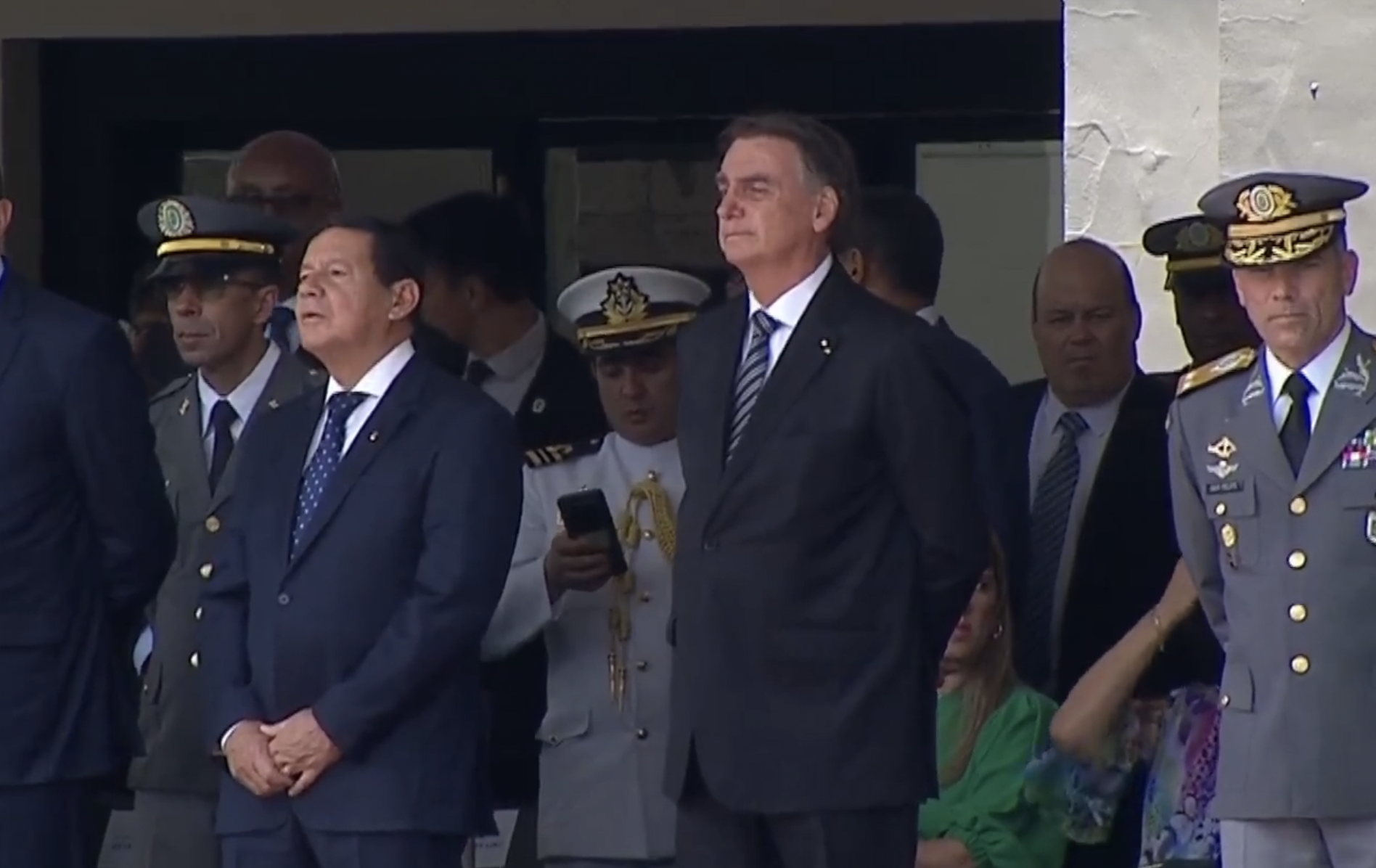 Bolsonaro reaparece en público en un acto militar, pero permanece en silencio