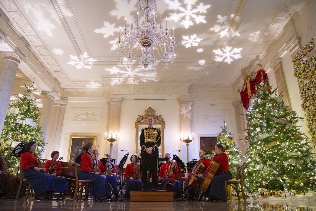 Jill Biden engalana la Casa Blanca con más de 70 abetos y 83 mil luces - jill-biden-1024x683