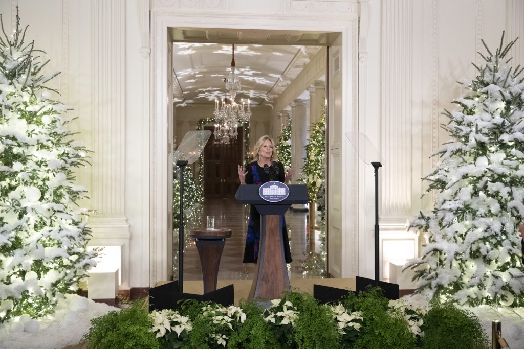 Jill Biden engalana la Casa Blanca con más de 70 abetos y 83 mil luces - jill-biden-3-1024x683