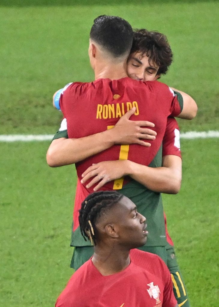 Joao Felix alumbra el récord de Cristiano Ronaldo - joao-felix-abraza-a-cristiano-ronaldo-en-partido-contra-ghana-730x1024