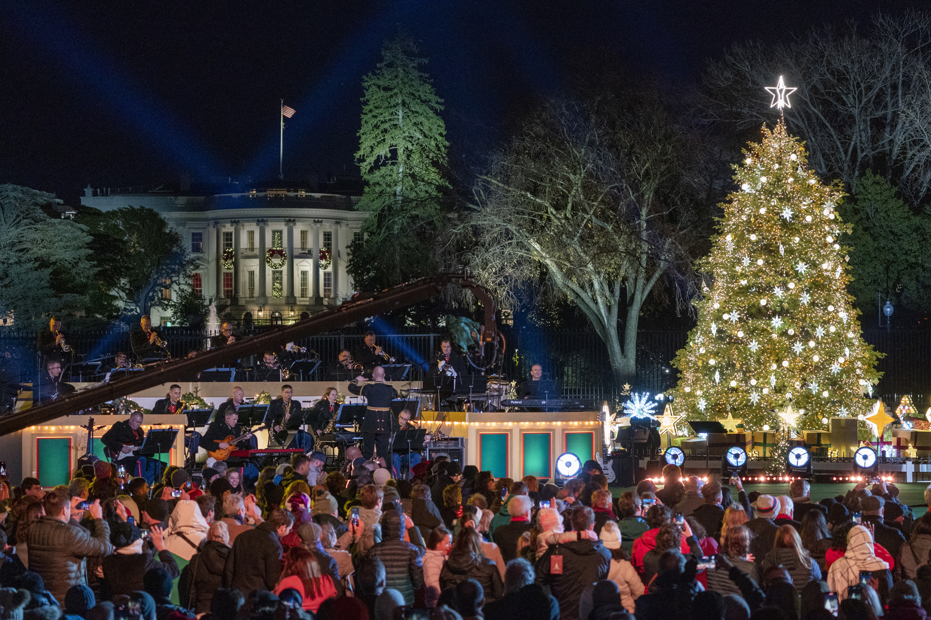 Joe Biden enciende el árbol de Navidad en la Casa Blanca Joe Biden enciende el árbol de Navidad en la Casa Blanca