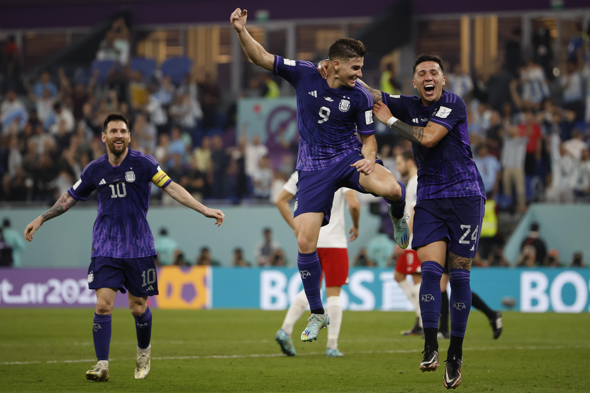 Argentina se impone 2-0 a Polonia y avanza a octavos de final Argentina se impone 2-0 a Polonia y avanza a octavos de final