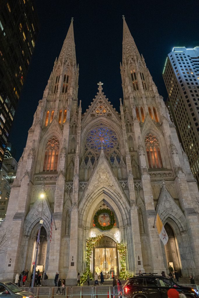 La Catedral de Saint Patrick de Nueva York estrena iluminación en su fachada - la-catedral-de-saint-patrick-de-nueva-york-estrena-iluminacion-en-su-fachada-2-683x1024