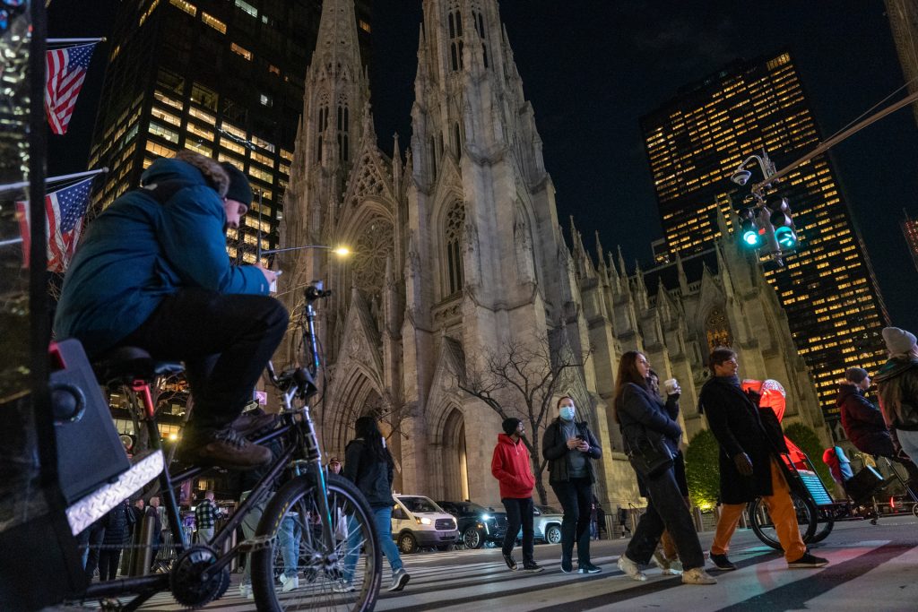 La Catedral de Saint Patrick de Nueva York estrena iluminación en su fachada - la-catedral-de-saint-patrick-de-nueva-york-estrena-iluminacion-en-su-fachada-3-1024x683