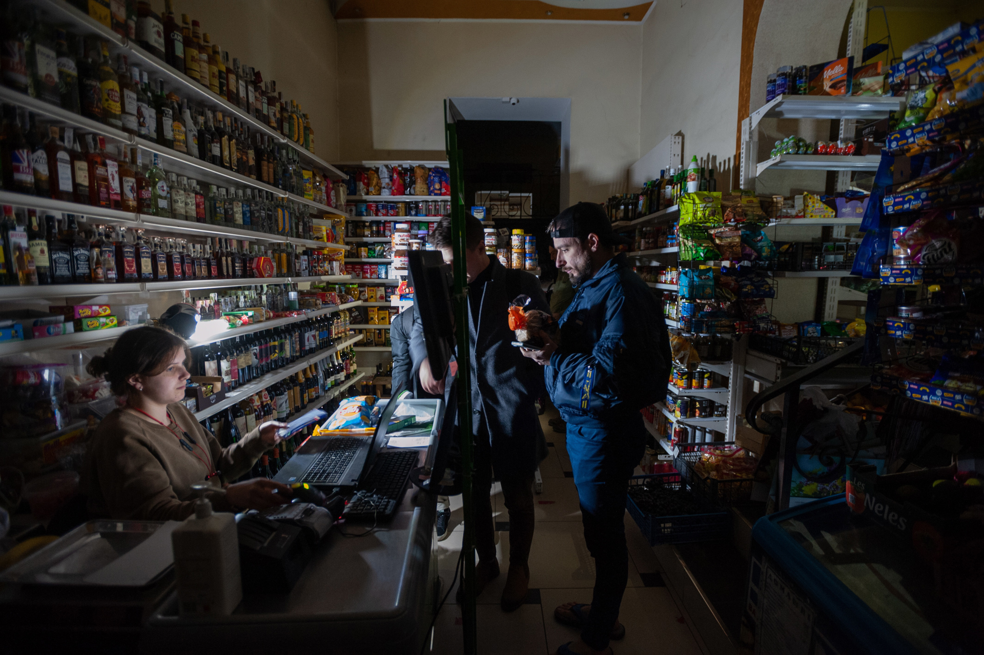 Leópolis recupera poco a poco luz y agua y sus habitantes se adaptan Leópolis recupera poco a poco luz y agua y sus habitantes se adaptan