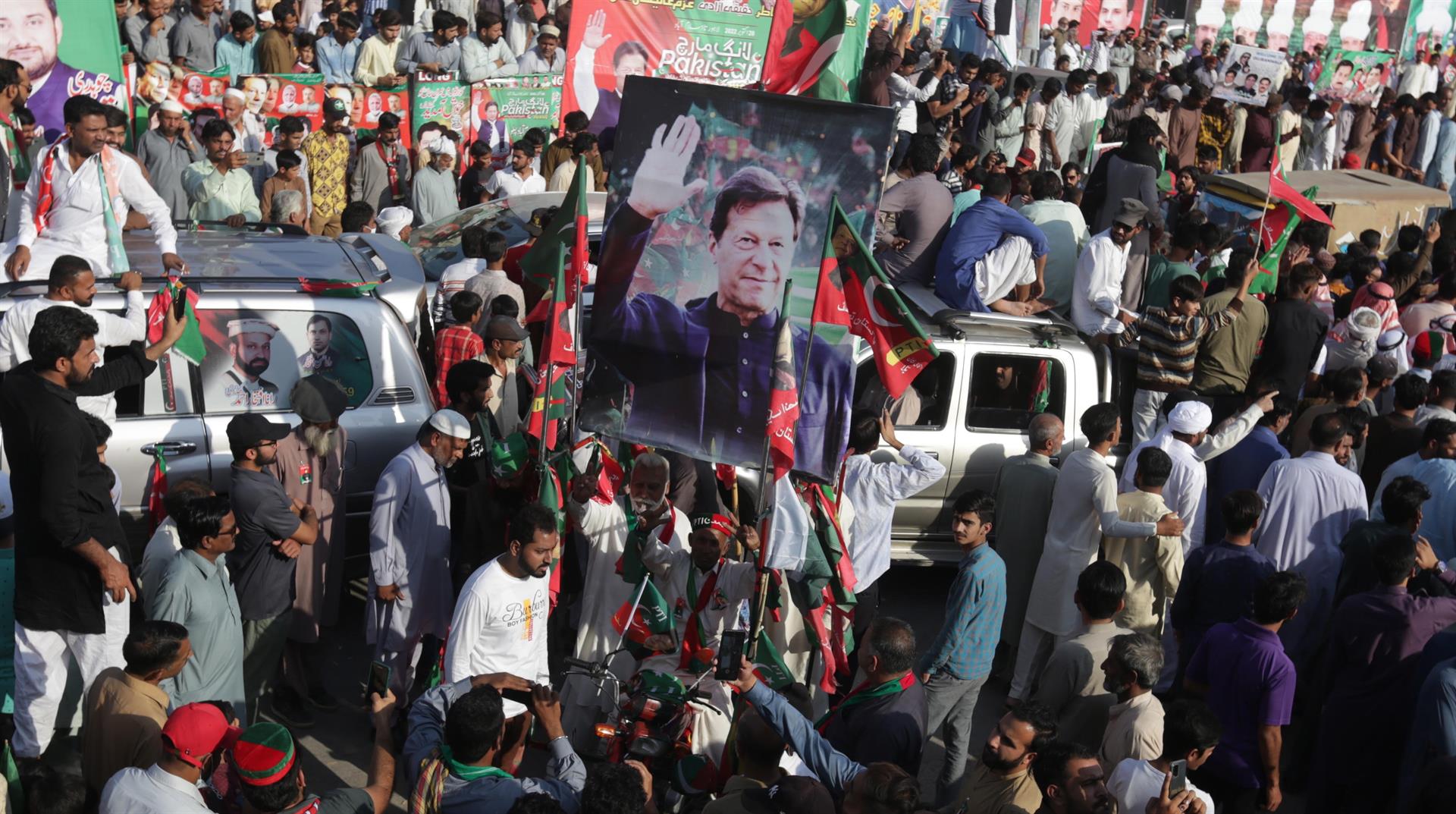 Hieren en tiroteo a ex primer ministro de Pakistán durante marcha Hieren en tiroteo a ex primer ministro de Pakistán durante marcha