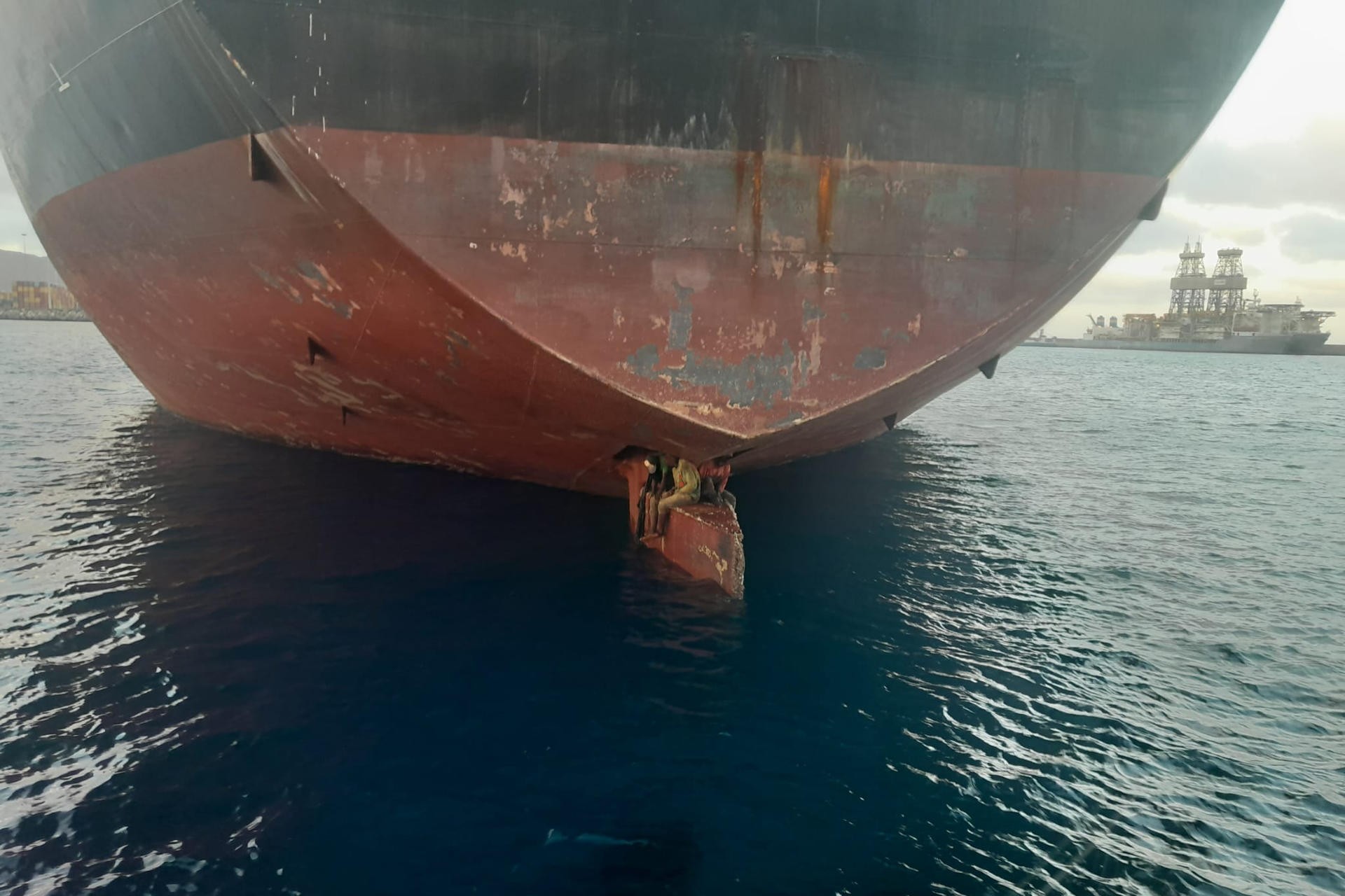 Tres migrantes sobreviven 11 días en timón de barco petrolero hasta España Tres migrantes sobreviven 11 días en timón de barco petrolero hasta España