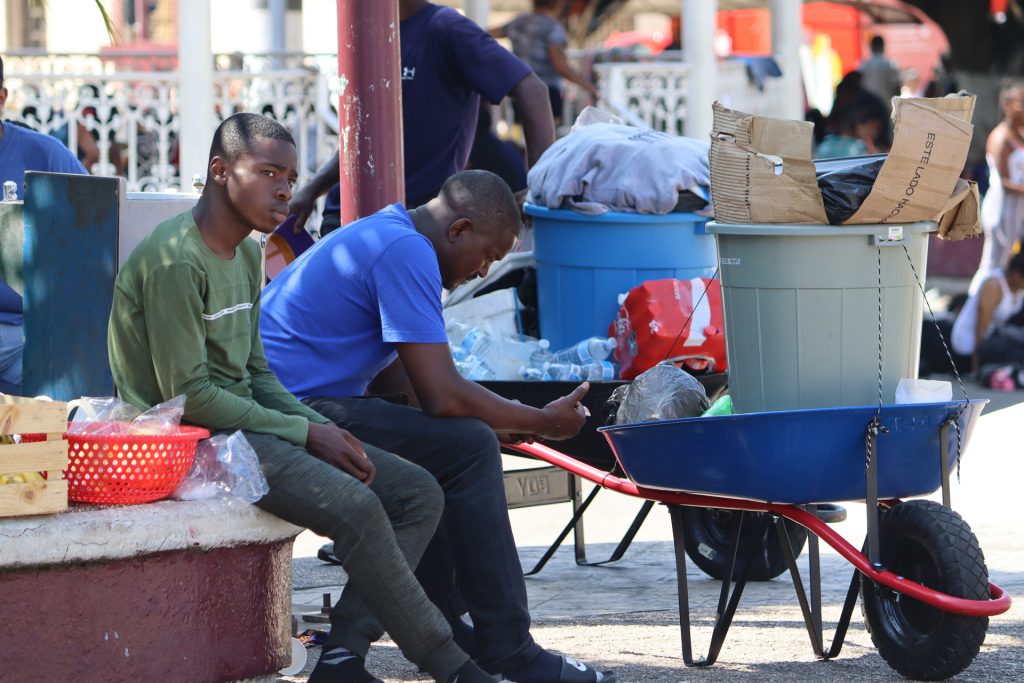 Migrantes haitianos crean su propia economía en Tapachula - migrantes-haitianos-en-parque-central-de-tapachula-1024x683