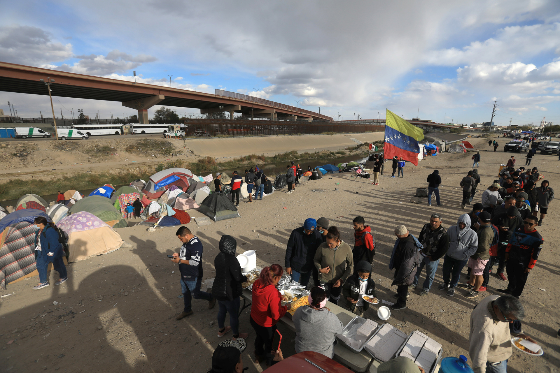 Migrantes se apoyan por el Día de Acción de Gracias en Ciudad Juárez
