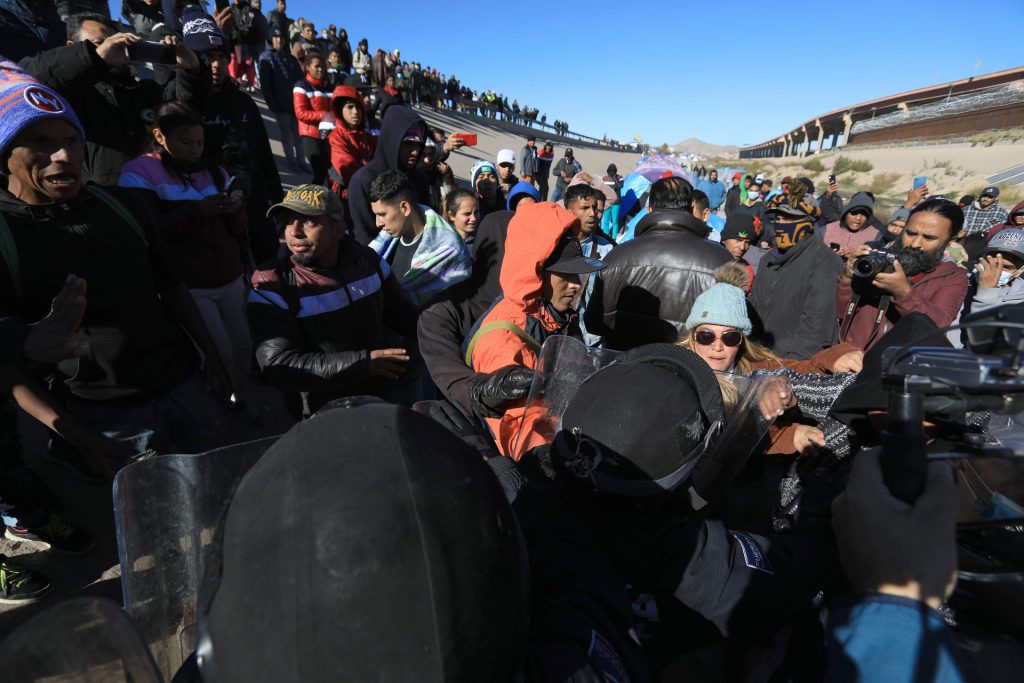 Migrantes y autoridades se enfrentan en Chihuahua por desalojo - migrantes-y-autoridades-se-enfrentan-en-chihuahua-por-desalojo-1024x683