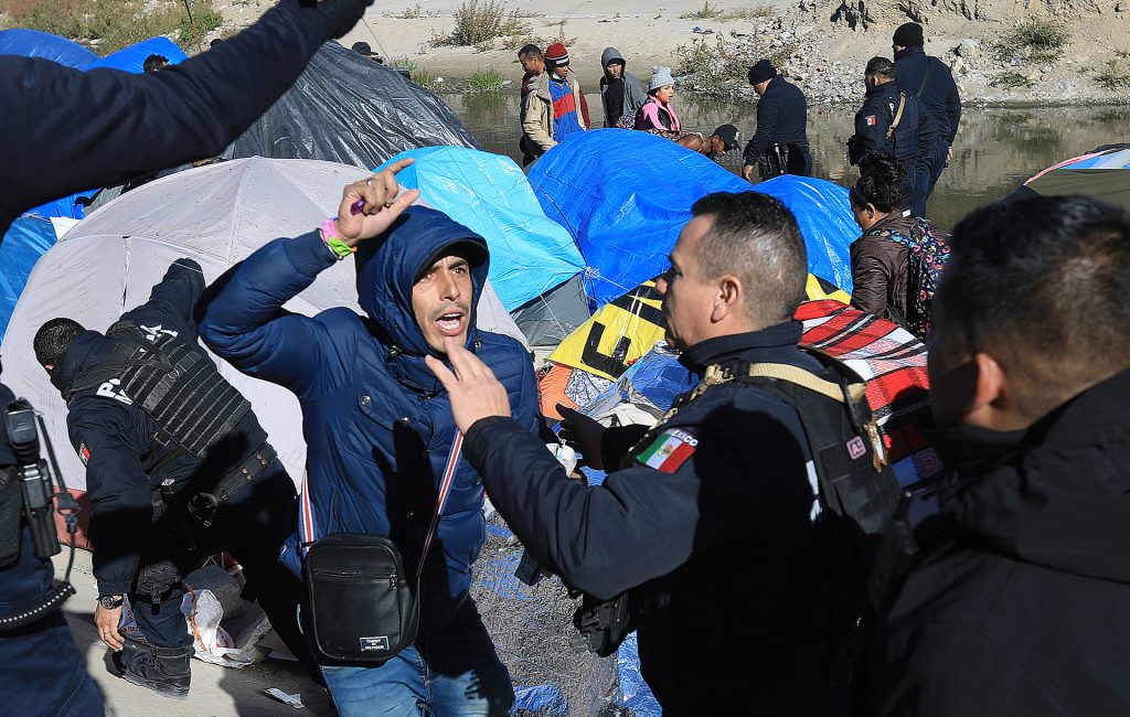 Migrantes y autoridades se enfrentan en Chihuahua por desalojo - migrantes-y-autoridades-se-enfrentan-en-chihuahua-por-desalojo-3-1024x650