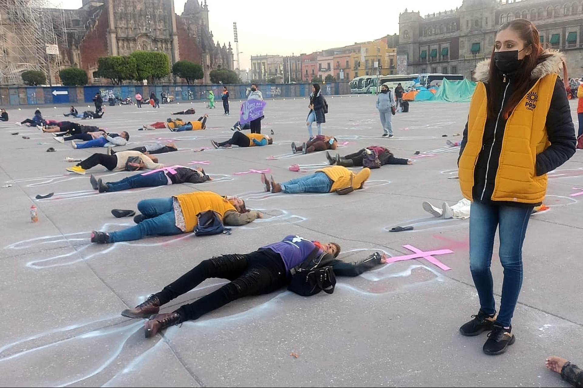 Con pintas, piden fin a violencia contra mujeres frente a Palacio Nacional Con pintas, piden fin a violencia contra mujeres frente a Palacio Nacional