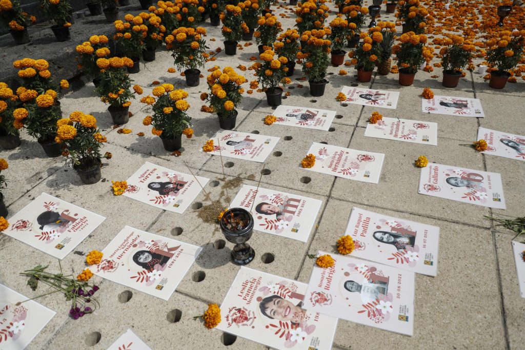 México llega al Día del Periodista sin nada que celebrar por violencia inédita - ofrenda-en-monumento-a-la-revolucion-a-periodistas-asesinados-1024x683
