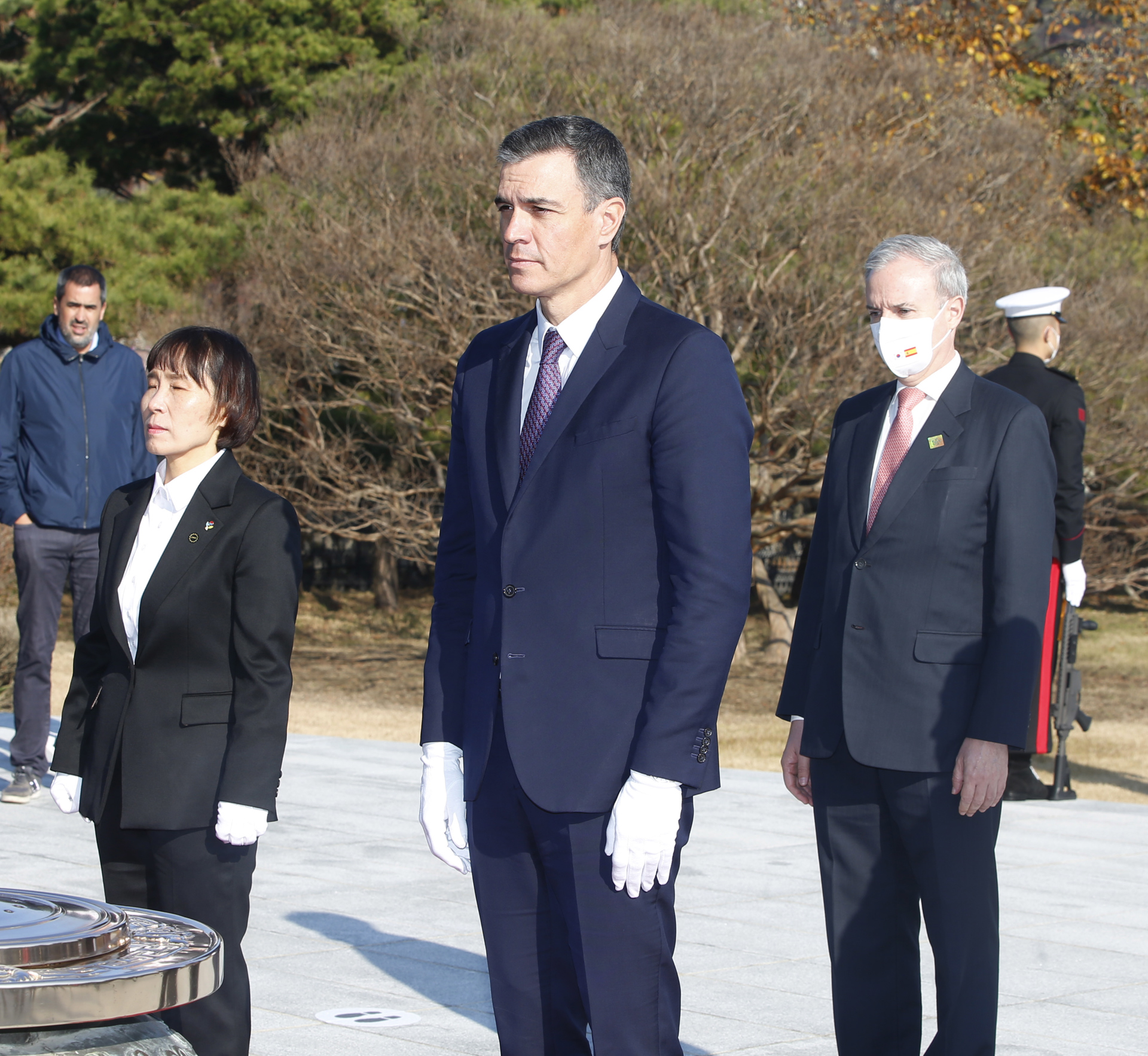 Pedro Sánchez realiza una ofrenda floral en el Cementerio Nacional de Seúl