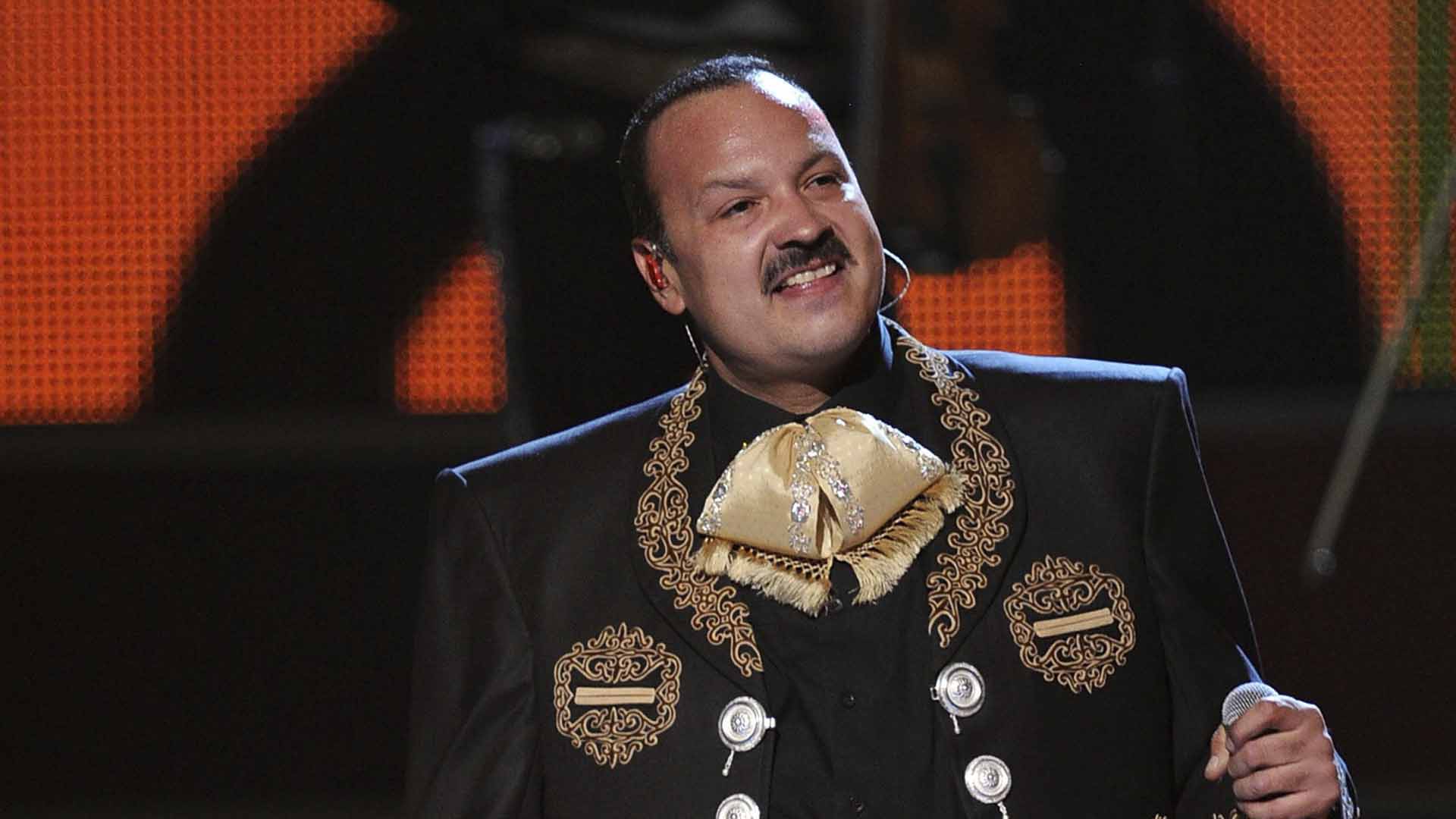 Pepe Aguilar, con síntomas leves de COVID-19