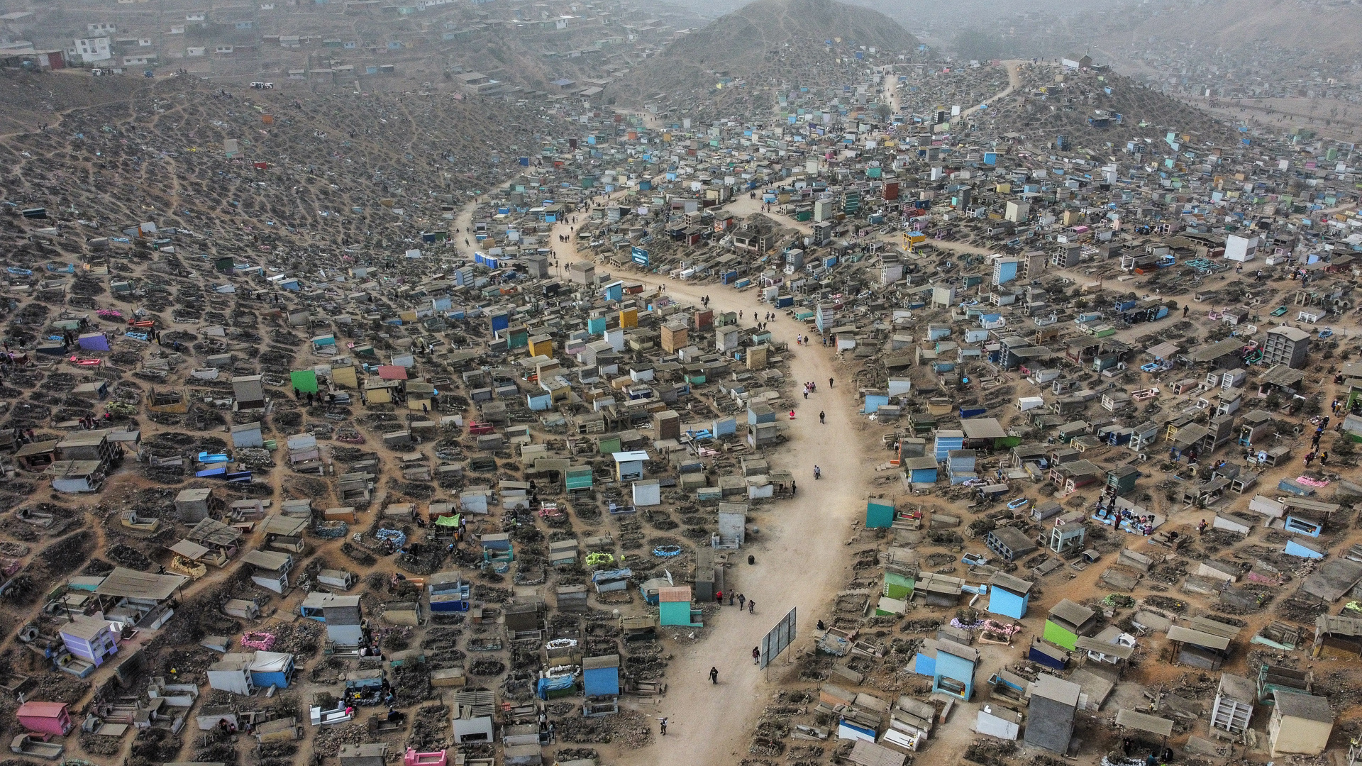 Peruanos se reúnen para festejar en el cementerio el Día de los Difuntos