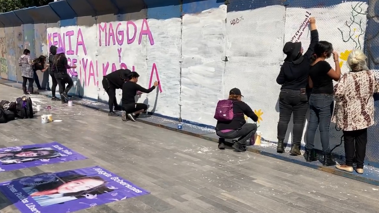 Feministas pintan vallas del Hemiciclo a Juárez previo a marchas del 25N Feministas pintan vallas del Hemiciclo a Juárez previo a marchas del 25N