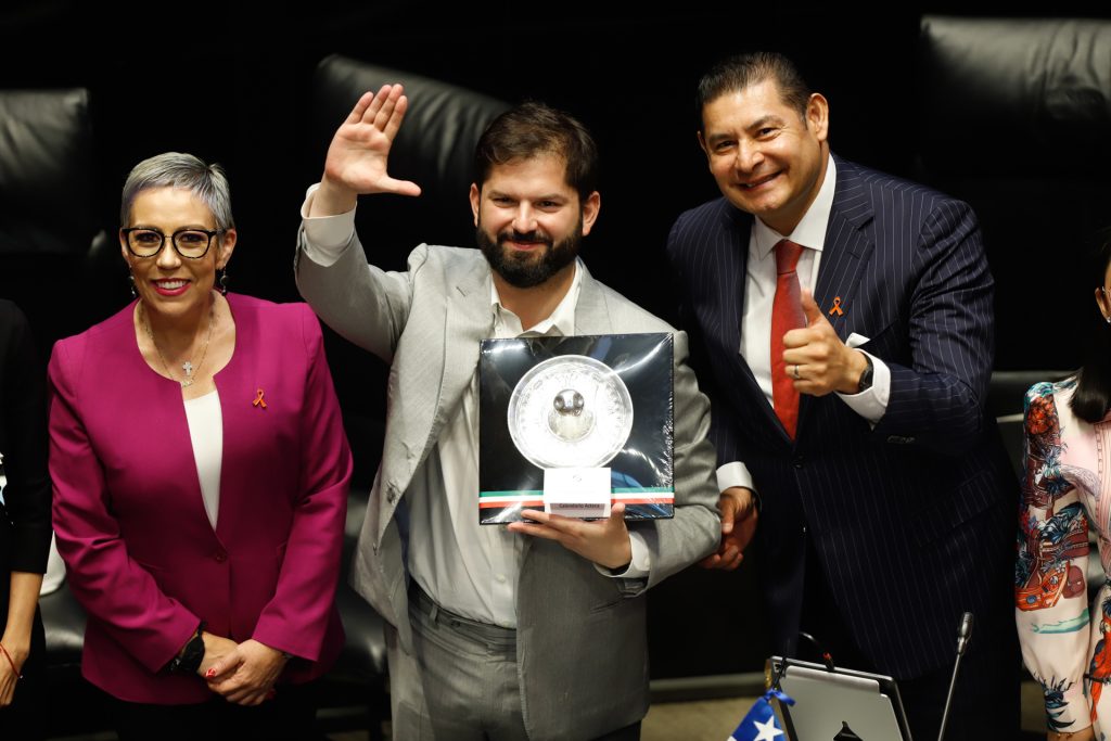 Protestan contra postura de AMLO hacia Nicaragua durante visita de Boric al Senado - protestan-contra-postura-de-amlo-hacia-nicaragua-durante-visita-de-boric-al-senado-1024x683