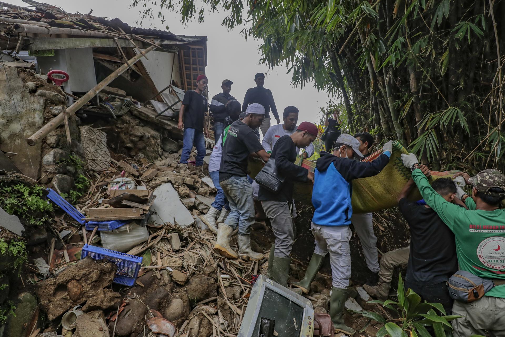 Sube a 310 cifra de muertos por terremoto en Indonesia Sube a 310 cifra de muertos por terremoto en Indonesia