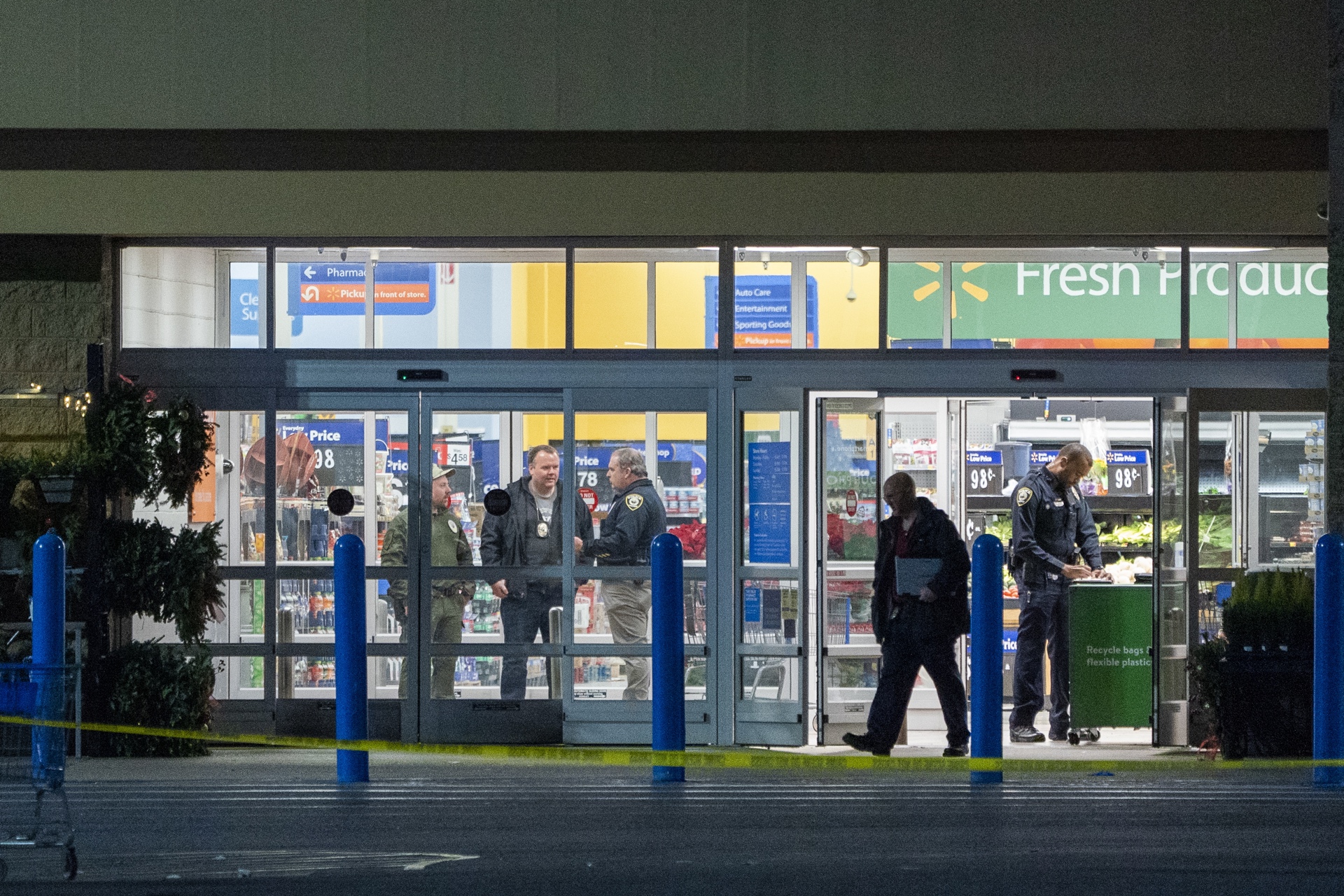 Al menos siete muertos en un nuevo tiroteo en supermercado de EE.UU. Al menos siete muertos en un nuevo tiroteo en supermercado de EE.UU.