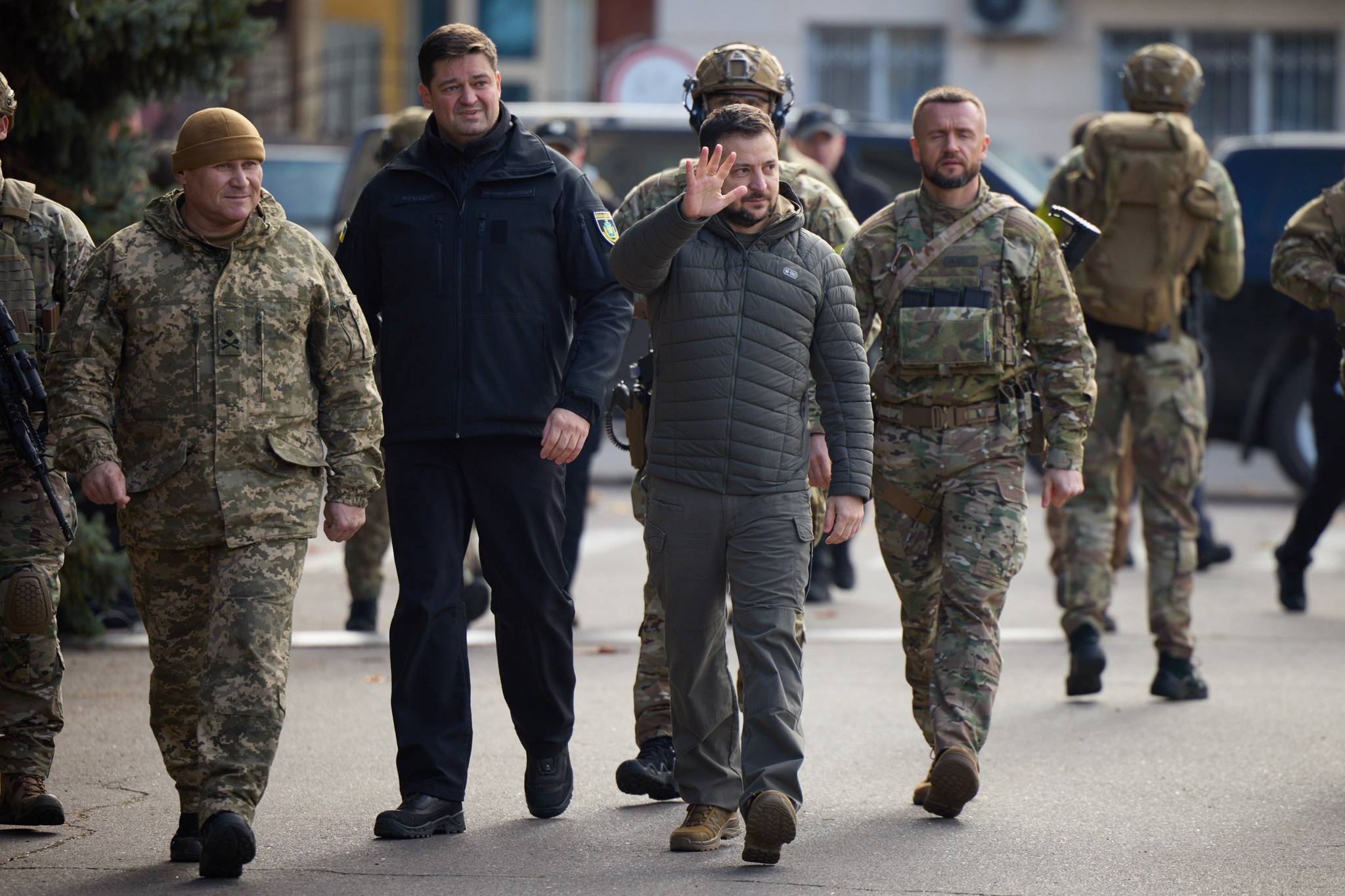 Zelenski visita la primera línea del frente en Lugansk