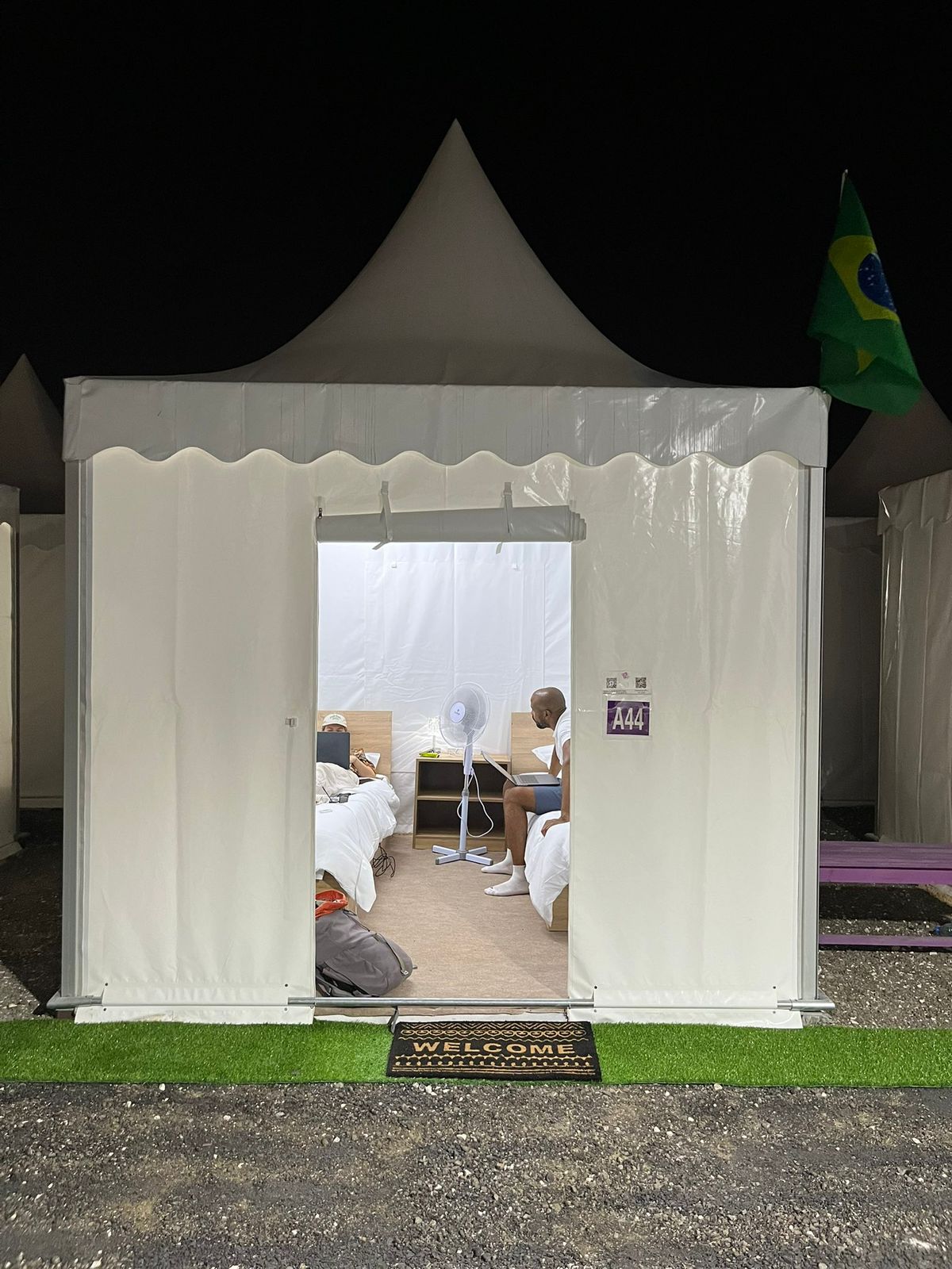 Turistas en Qatar duermen en incómodas tiendas de campaña Turistas en Qatar duermen en incómodas tiendas de campaña