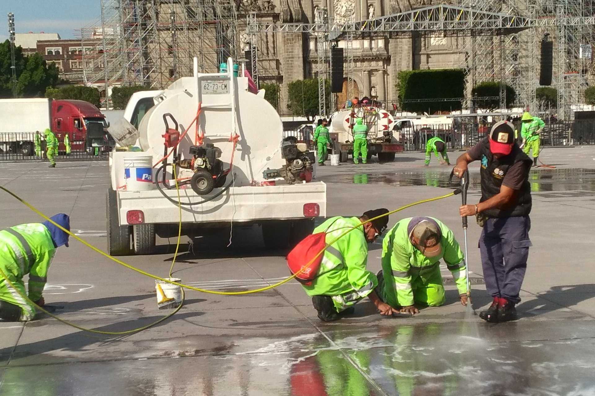 Borran del Zócalo consigas de mujeres por 25N y a horas de marcha de AMLO Borran del Zócalo consigas de mujeres por 25N y a horas de marcha de AMLO