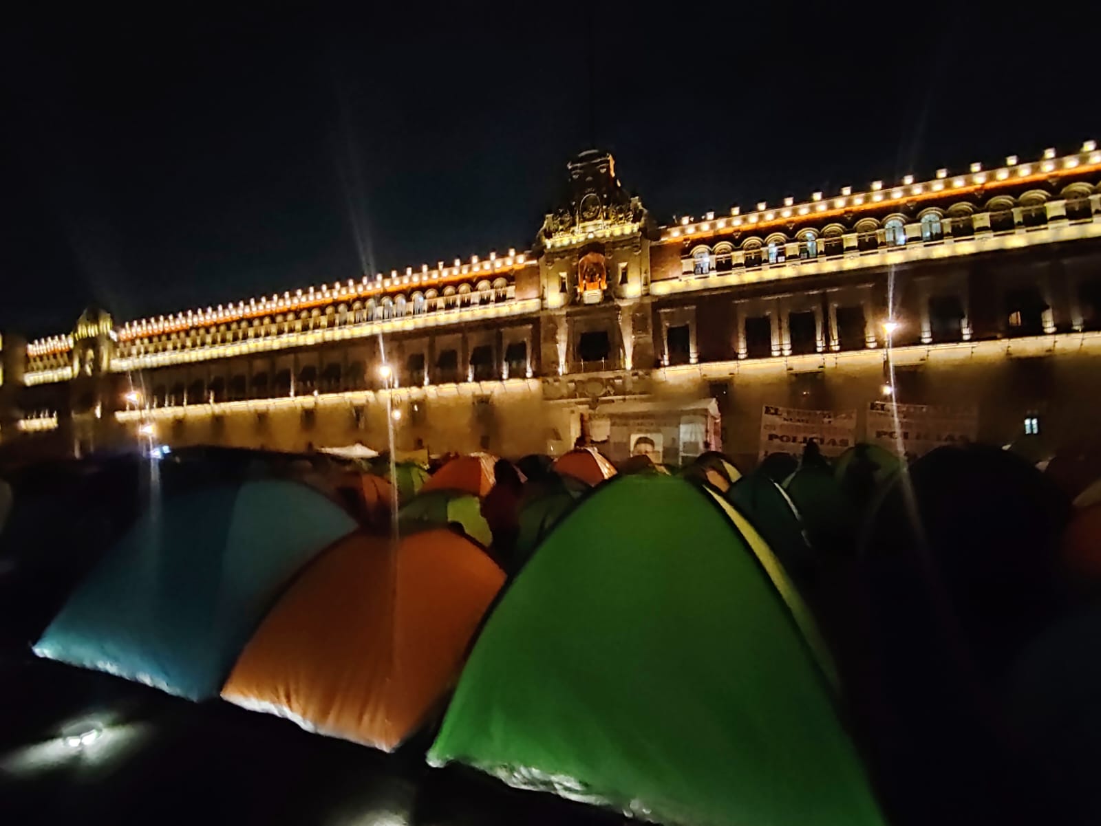 Maestros pasan primera noche en Zócalo en espera de más movilizaciones Maestros pasan primera noche en Zócalo en espera de más movilizaciones