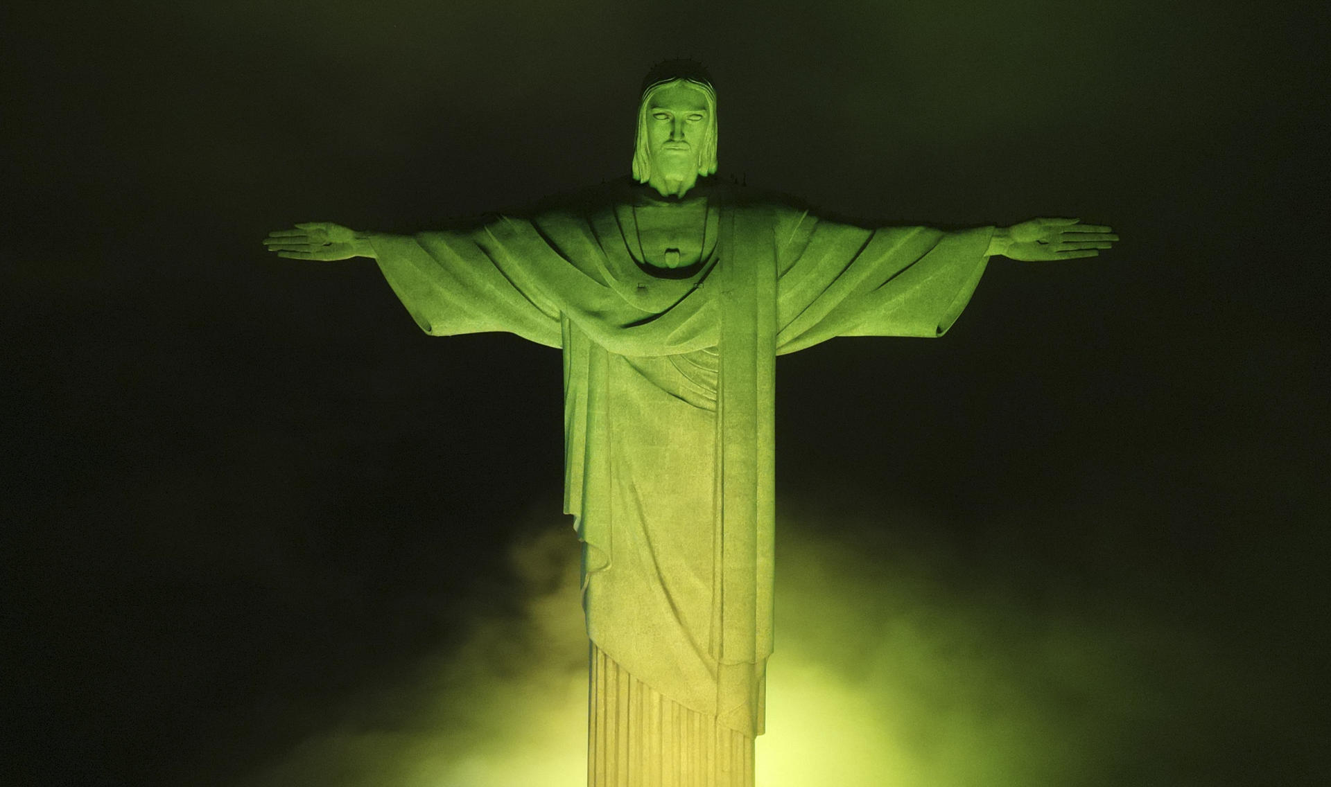 #FOTOS El Cristo Redentor se tiñe de verde y amarillo por Pelé