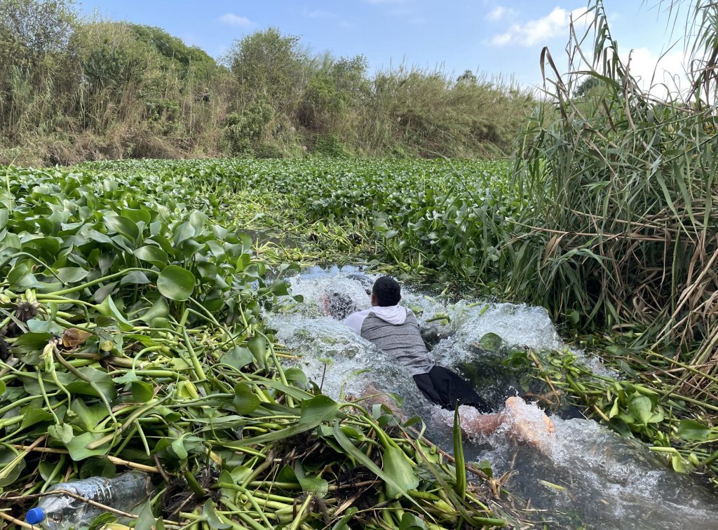 Migrantes se lanzan al Río Bravo para llegar a Estados Unidos - 429a1321703e33002a55ca7d0b7ada5d621173b8w-1024x756