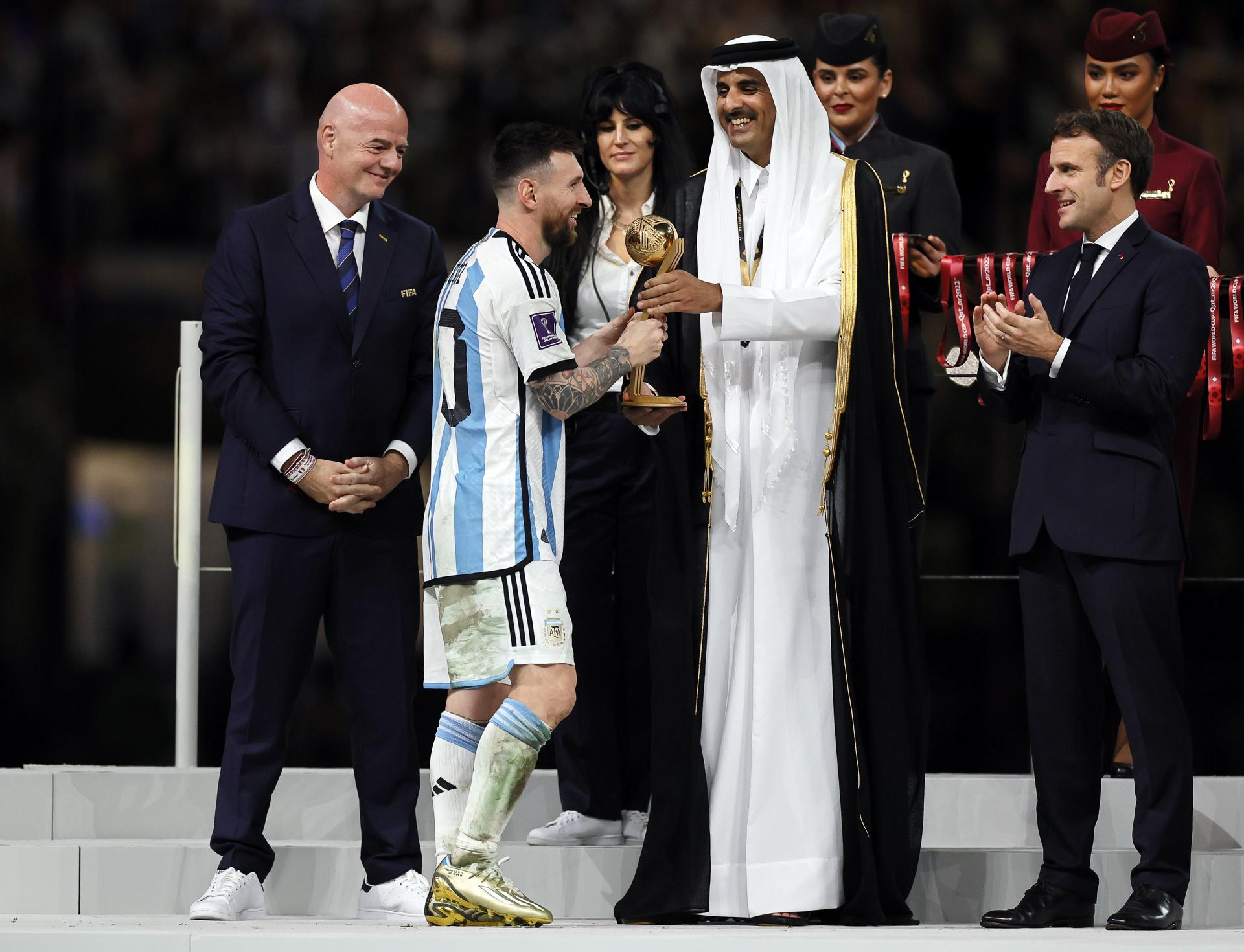 Messi levanta al cielo de Lusail su gran sueño, la Copa del Mundo